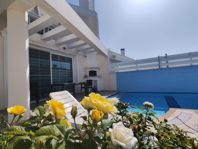 Villa bifamiliare 3+1 con piscina in vendita ad Alsancak